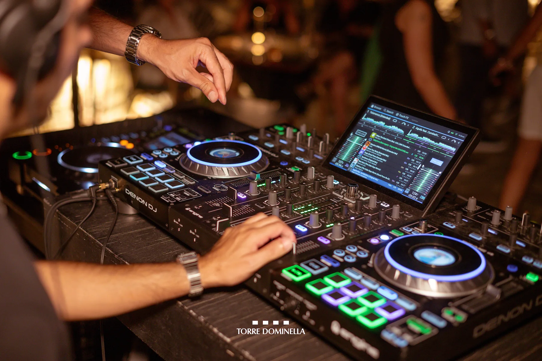 DJ in console