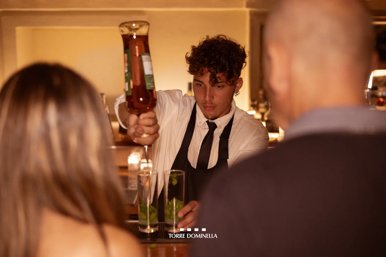 Barman al lavoro dietro il banco