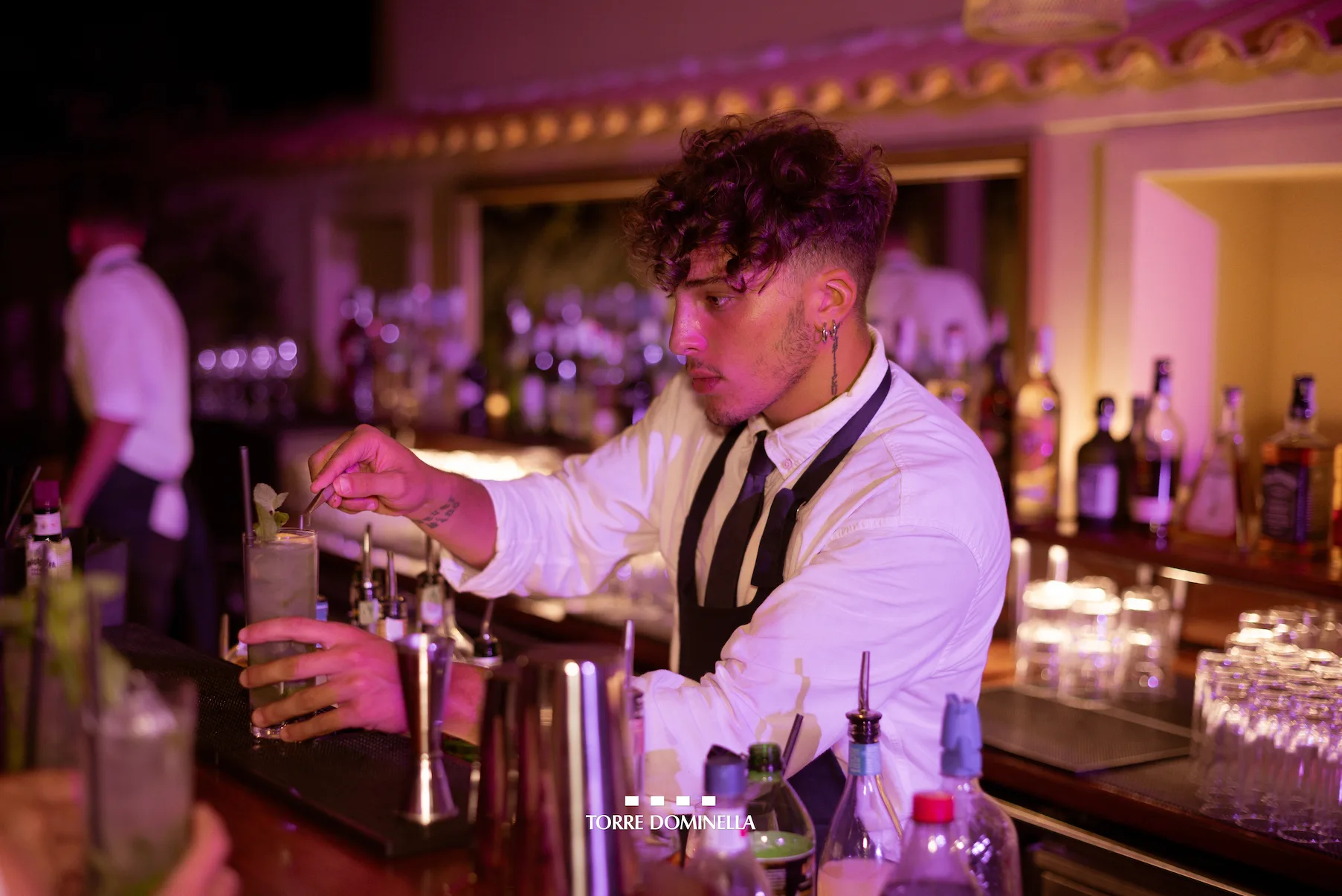 Barman in luce viola